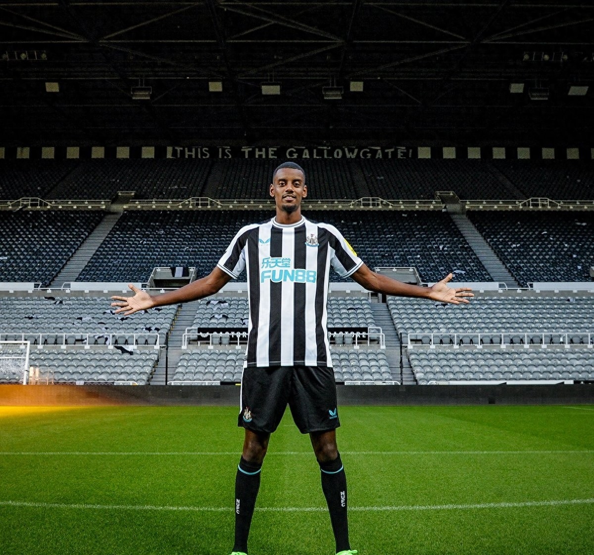 转会期英超传出新动向，山东男篮主帅复盘，管理层表态——气氛紧张，临场指挥获称赞的简单介绍