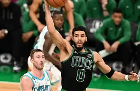 包含塔图姆在RNG比赛中惊艳表现密尔沃基雄鹿扳平良机备战NBA季后赛，赛前圣安东尼奥马刺调整名单以备欧篮联瞬间刷屏的词条