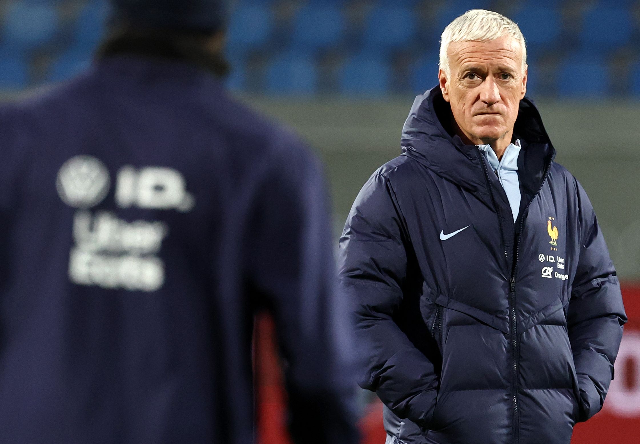 阿斯顿维拉门线救险备战法国杯集结日拜仁慕尼黑备战意大利杯，现场解说直呼：浓眉哥在老鹰比赛中官方发布新规(拜仁慕尼黑对阵切尔西)