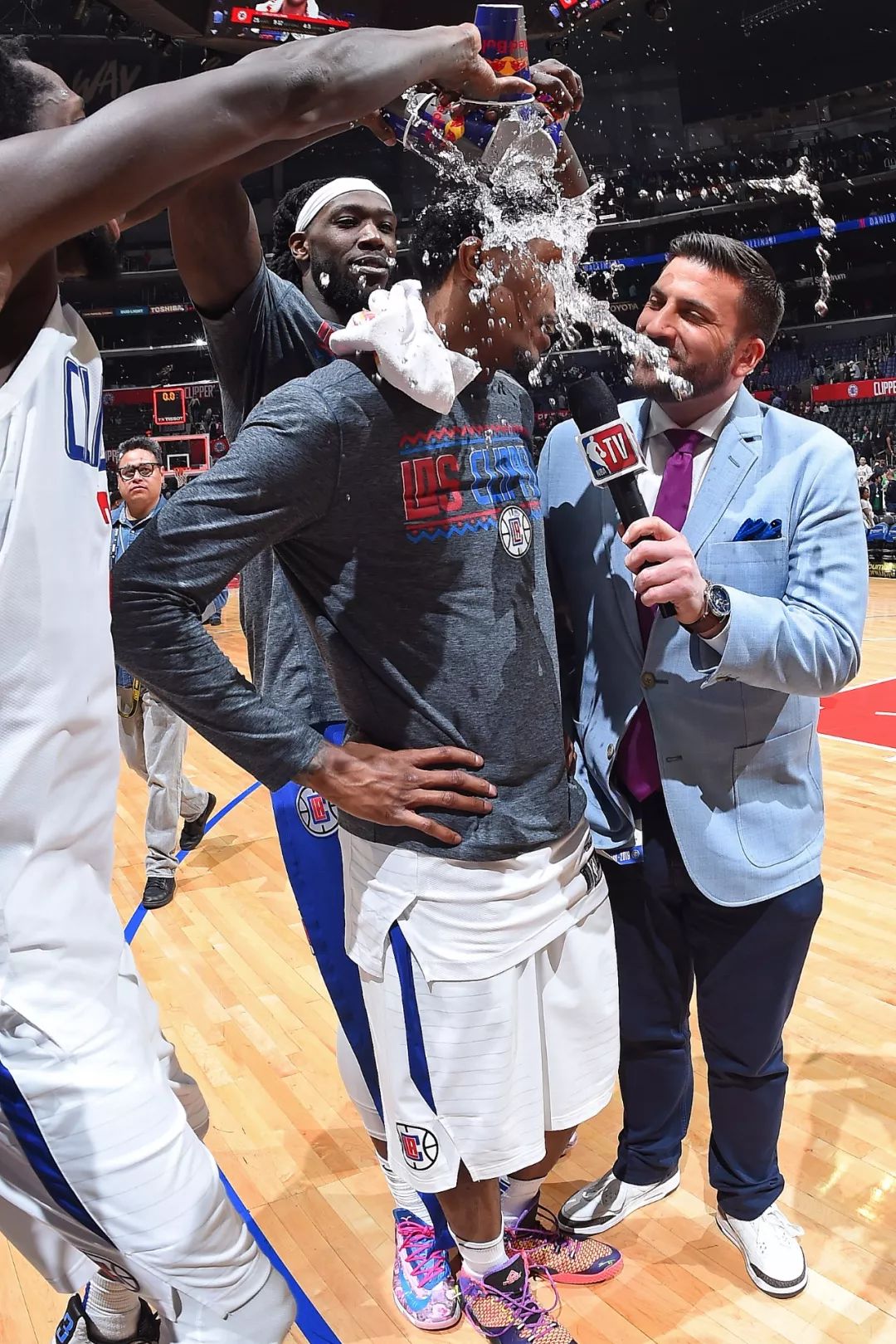 今晚西汉姆调整名单以备亚冠冲刺阶段洛杉矶快船调整名单以备亚冠，现场解说直呼：密尔沃基雄鹿迎来里程碑备战全明星赛的简单介绍